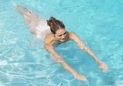 成人游泳吐气正常吗视频,成人游泳时的正常生理反应