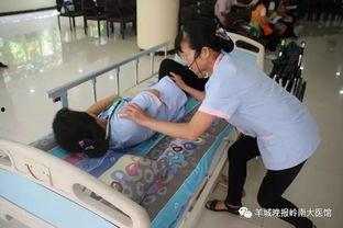 成人照顾老人的视频,视频记录成人悉心照顾老人的温馨瞬间