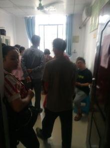 成人照顾老人的视频,视频记录成人悉心照顾老人的温馨瞬间