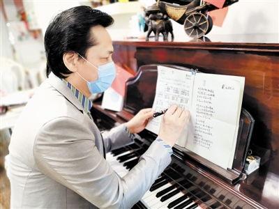 成人诗朗诵励志视频,砥砺前行——成人诗朗诵励志视频赏析